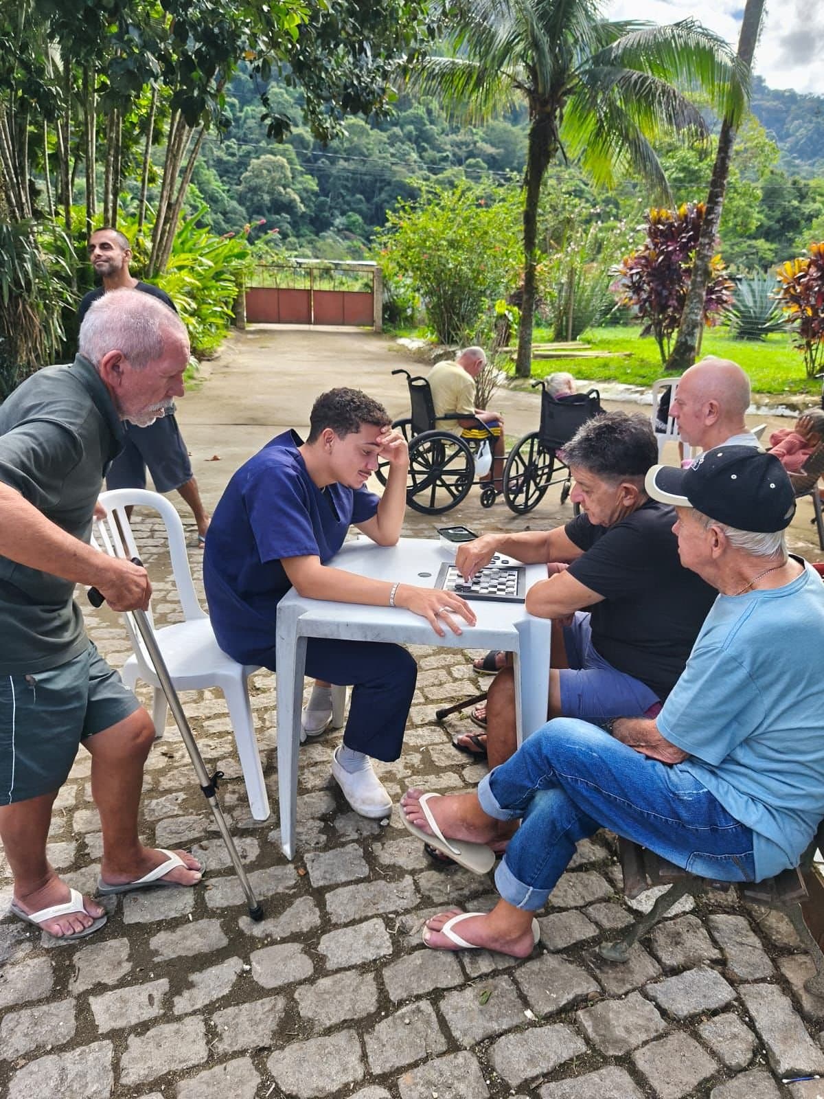 Cuidadora com residentes