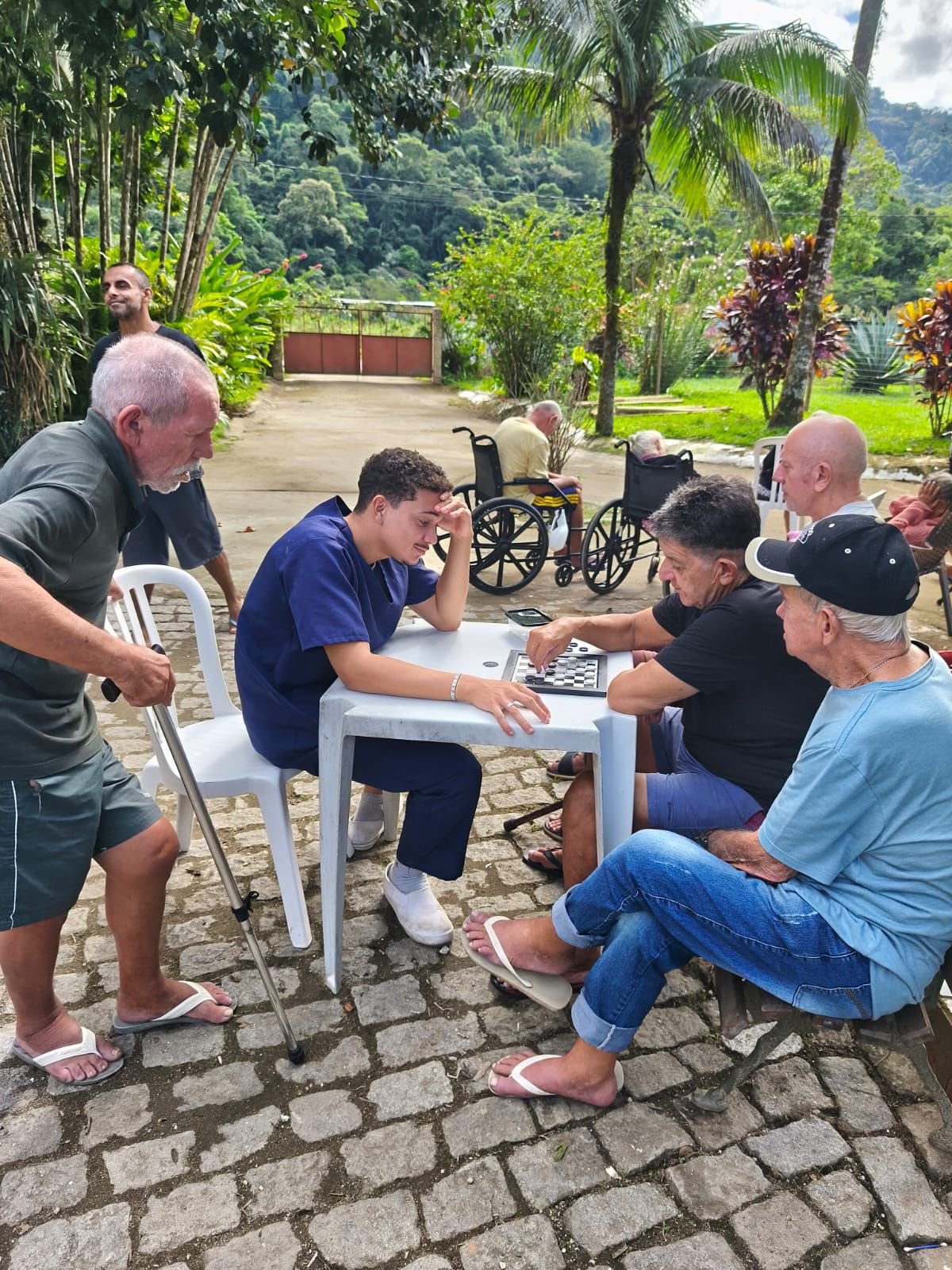 Cuidadora com residentes